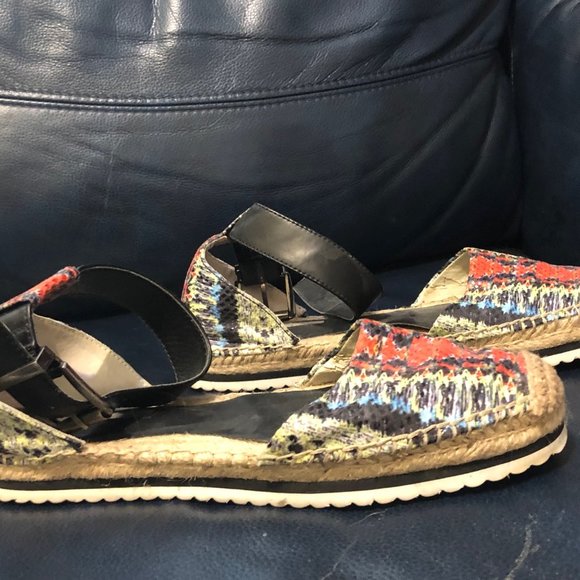 BCBG SHOES - Picture 2 of 2